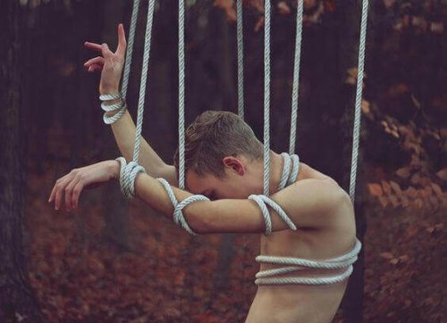 Chaos und Narzissten: Wie Unordnung Narzissten begünstigt