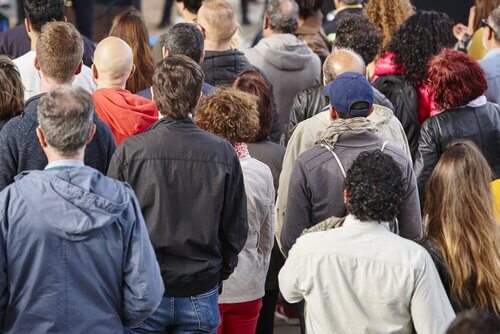 Die Beziehung zwischen der sozialen Klasse und der Entmenschlichung
