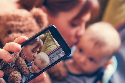 Sharenting: das Risiko, Kinder sozialen Netzwerken auszusetzen