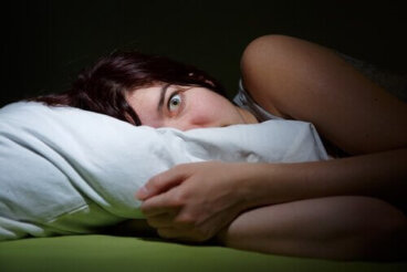 Hypnagoge Halluzinationen und Schlafparalyse