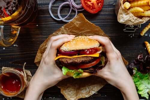 Die negativen Auswirkungen von Junk Food auf unser Gehirn