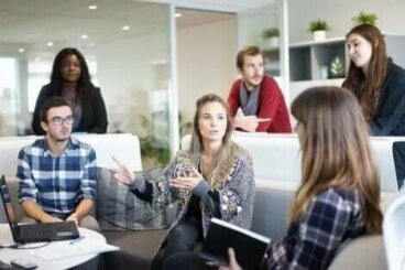 Vier negative Haltungen, die du am Arbeitsplatz vermeiden solltest