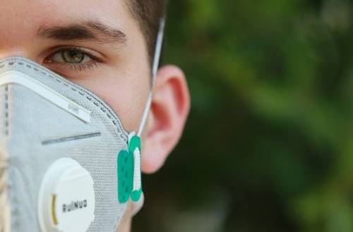 Die Welt hinter einer Maske betrachten: psychologische Auswirkungen