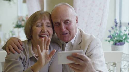 Wann können wir unsere Großeltern umarmen? Liebe auf Distanz