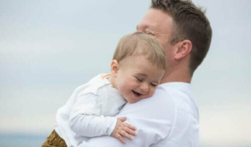 Warum halten Eltern ihre Babys auf der linken Seite?