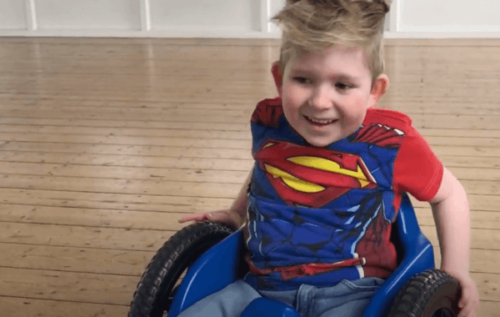 Noah Wall, die Geschichte des Jungen mit Gehirnwachstum