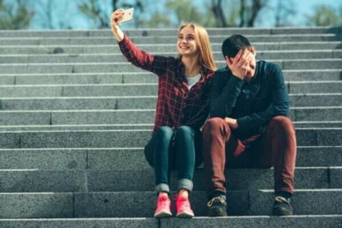 Die pathologische Distanz zwischen deinen Gefühlen und dem, was du in den sozialen Netzwerken teilst