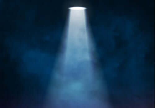 Der Spotlight-Effekt: Warum es so scheint, als würden dich alle ansehen