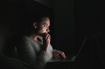 Intrigen, Verrat und Machtspiele: Warum machen Serien süchtig?