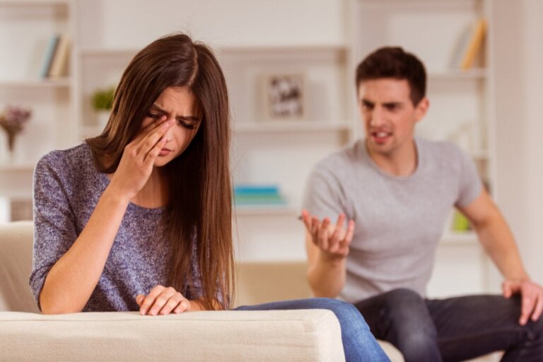 Den Partner isolieren: eine häufige Form des Missbrauchs