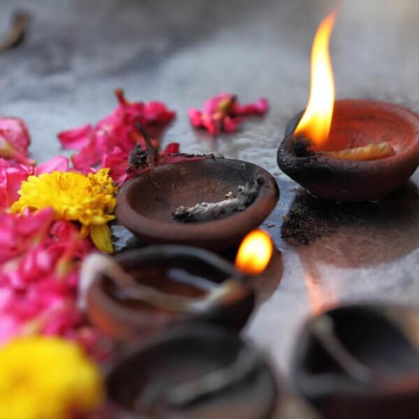 Kerzen mit Weihrauch neben gelben Blumen und Rosen provozieren den Madeleine-Effekt bzw. Proust-Effekt