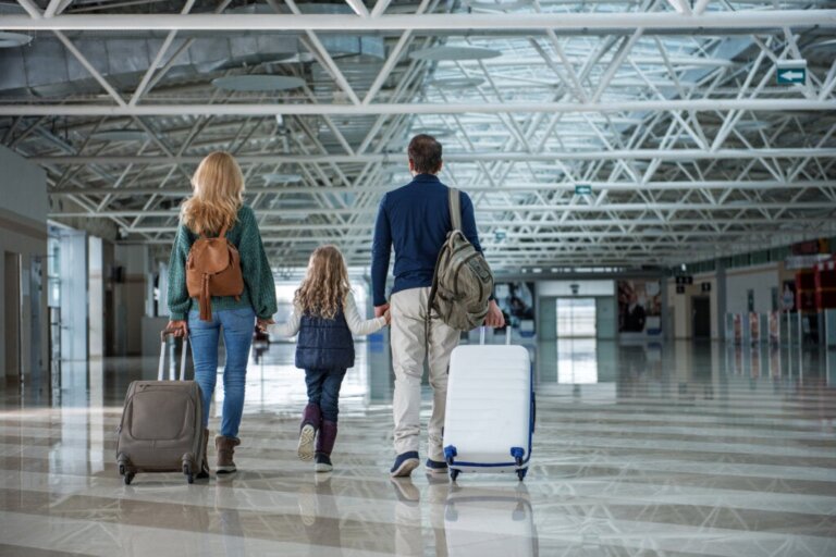 Familie mit Tochter auf Reisen