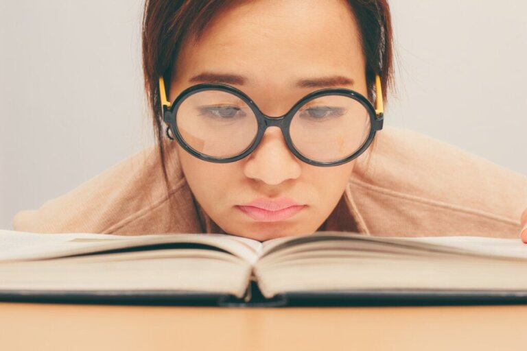 Frau mit Konzentrationsproblemen beim Lesen