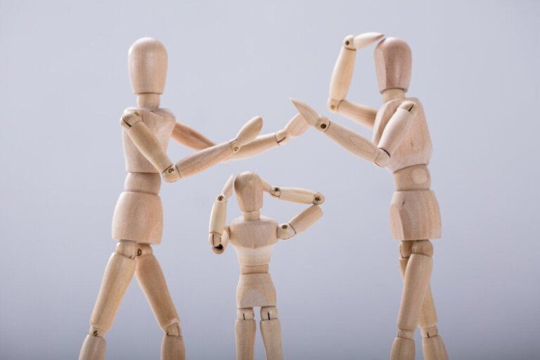 Narzisstische Triangulierung: Drittpersonen zur Manipulation anderer einsetzen