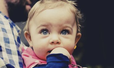 Woher wissen Babys, wem sie vertrauen können?