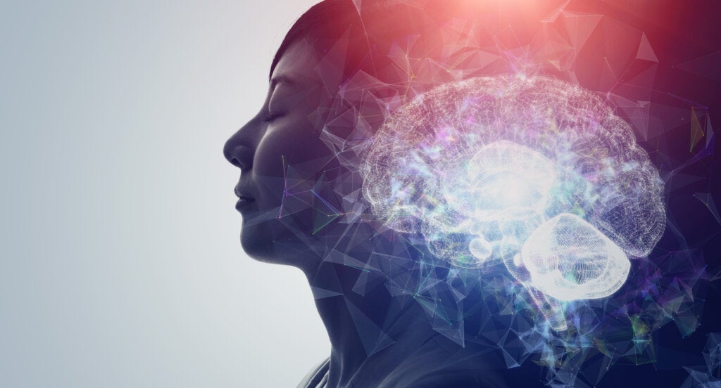 Das Bild einer Frau mit geschlossenen Augen spiegelt in einem Hologramm wider, wie Neurotransmitter mit Lust zusammenhängen.