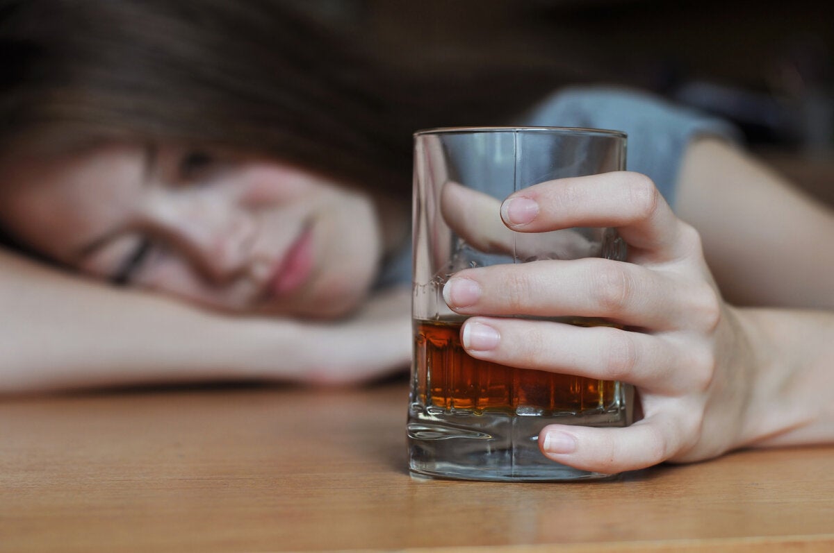 Erzieher Gibt Jugendlichen Alkohol Alkoholmissbrauch bei Jugendlichen verhindern - Gedankenwelt