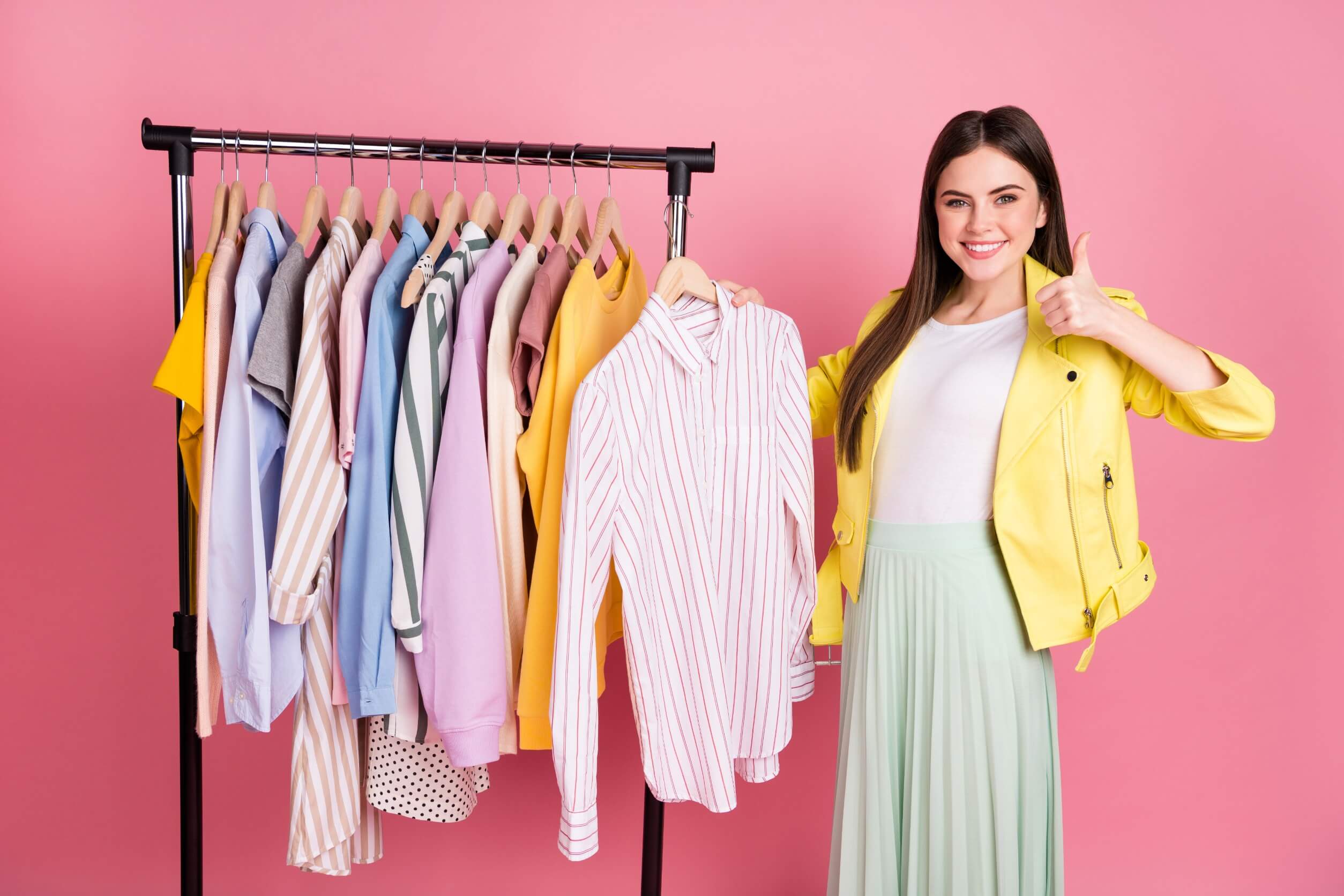 Frau mit Kleidung auf einem Ständer