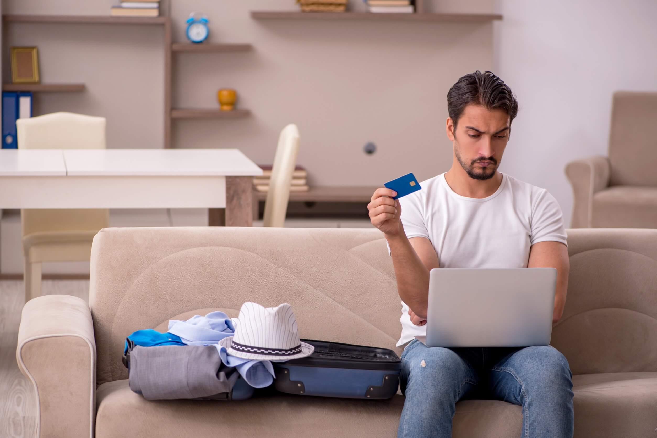 mann mit reisestress