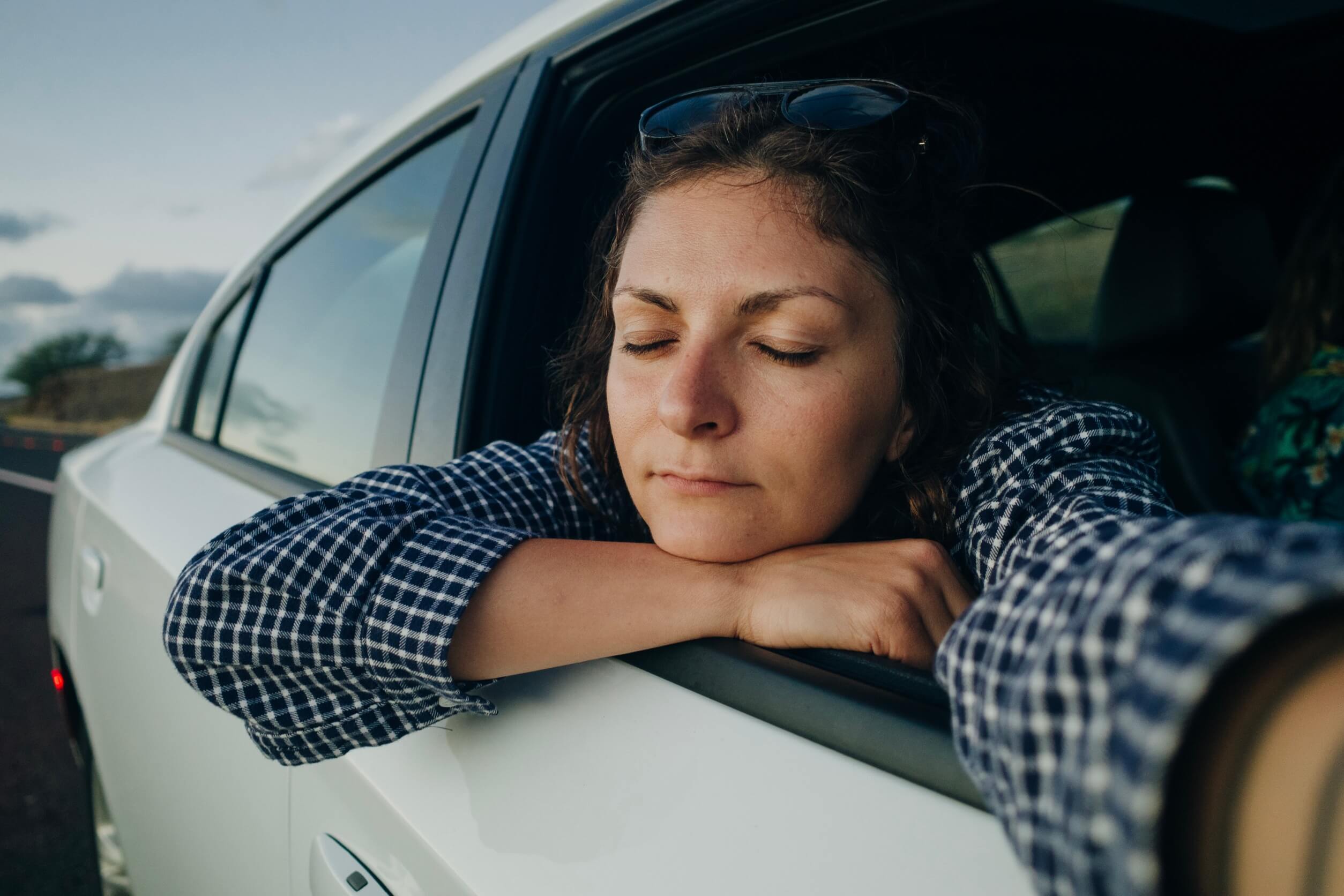 frau mit reisekrankheit im auto