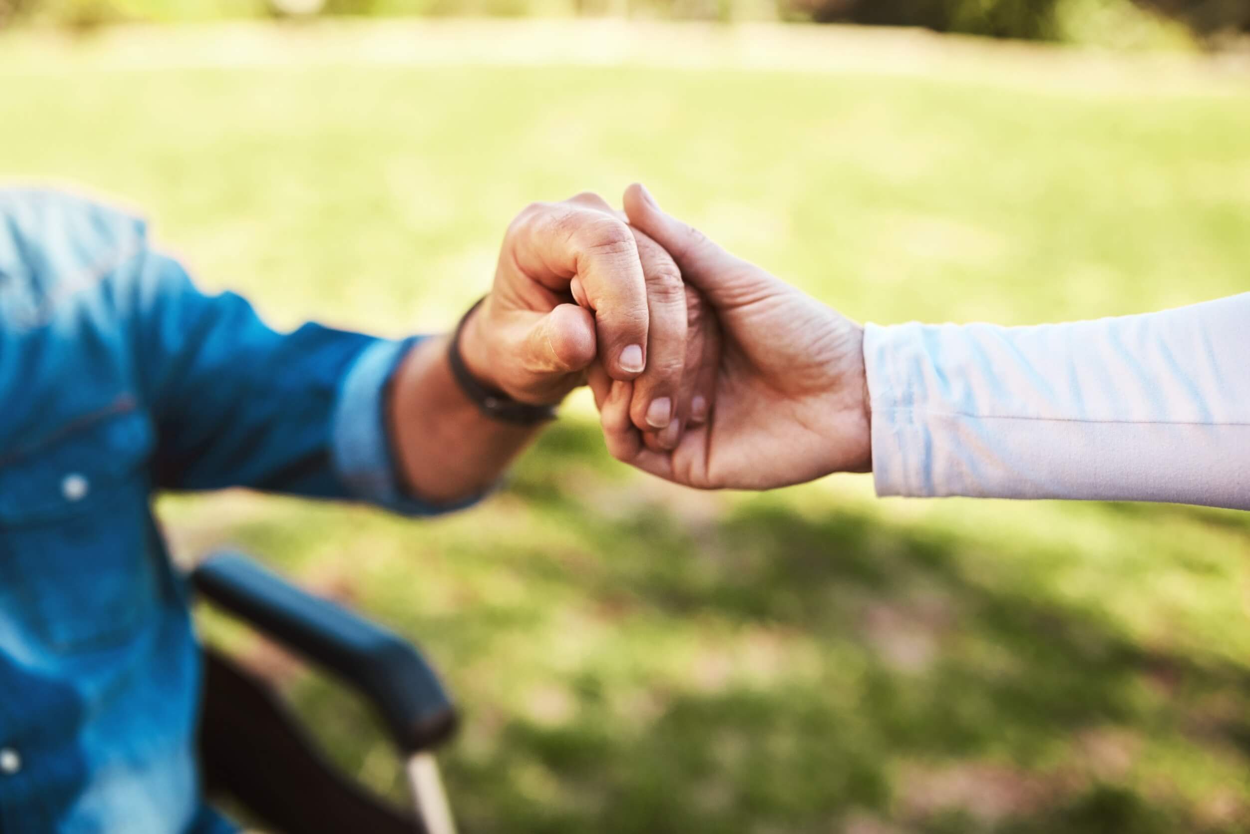 zwei personen geben sich die hand - fürsorge und empathie