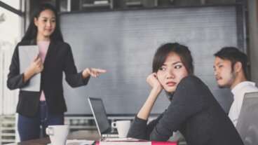 Erkenne die Warnsignale: So entlarvst du falsche Kollegen