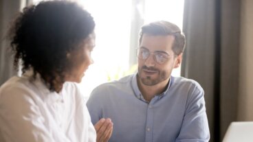 Die Kunst des aktiven Zuhörens: Bedeutung, Beispiele und Tipps