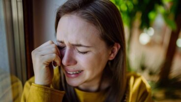 Biochemie der Traurigkeit: So beeinflussen Hormone deine Psyche