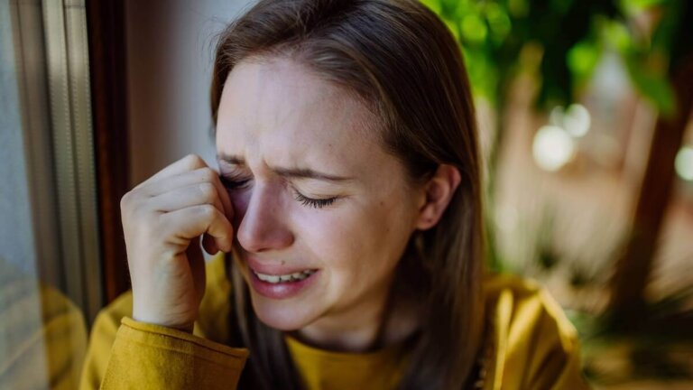 Biochemie der Traurigkeit: So beeinflussen Hormone deine Psyche