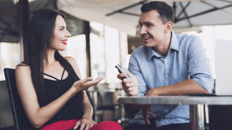 Flirten leicht gemacht: Unterhaltsame Gespräche mit deinem Crush