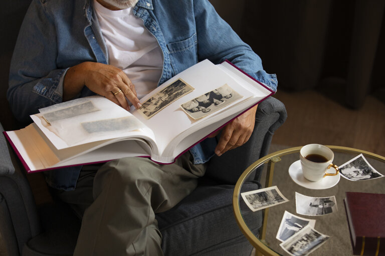frau mit fotobuch