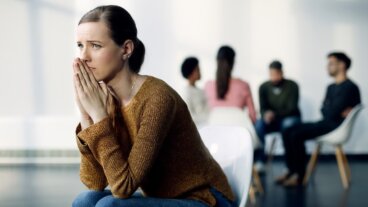 Soziale Phobie erkennen: 10 klare Anzeichen