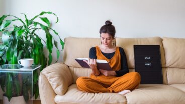 Sozialpause: Warum du lieber zu Hause bleibst statt auszugehen