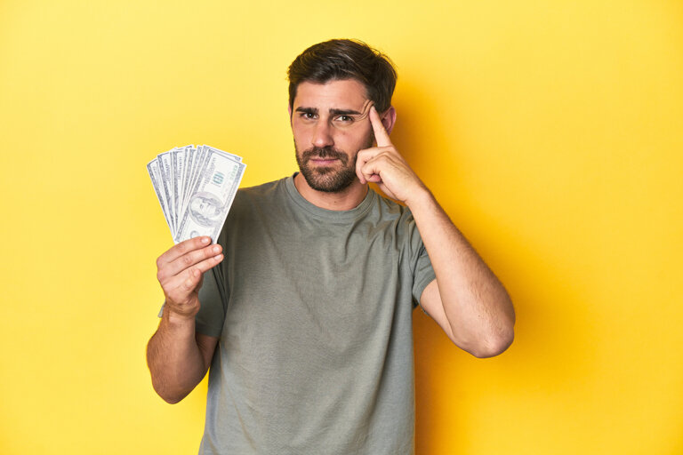 Mann mit Geld in der Hand