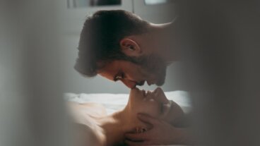 Berührung mit allen Sinnen: Wie hochsensible Menschen Sexualität erleben