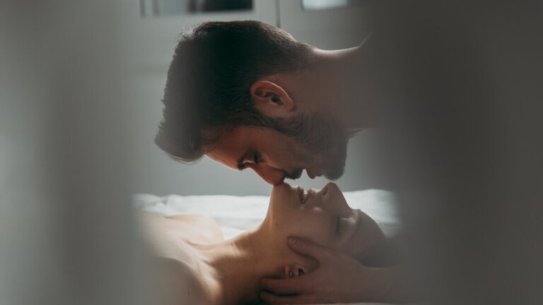 Berührung mit allen Sinnen: Wie hochsensible Menschen Sexualität erleben