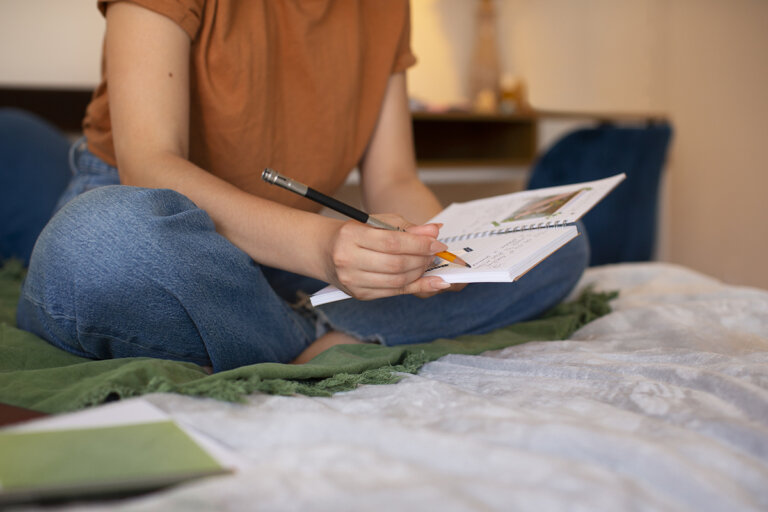 frau beim journaling