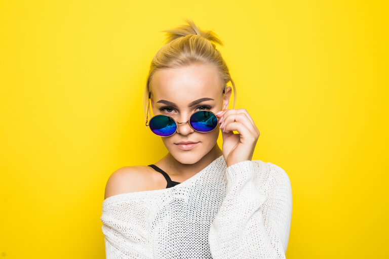 Sonnenbrille und Selbstbewusstsein: Mehr als nur ein modisches Statement
