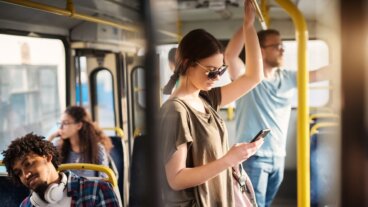 Nähe sagt mehr als Worte: Was ist proxemische Kommunikation?