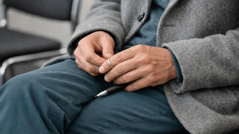 Warum manche Menschen im Sitzen ständig mit den Händen beschäftigt sind