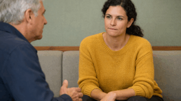 Was es oft bedeutet, wenn jemand beim Zuhören plötzlich die Lippen zusammenpresst