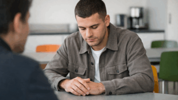 Was es oft bedeutet, wenn jemand vor einer Antwort erst auf den Tisch oder Boden schaut