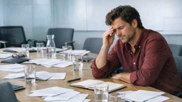 Woran du merkst, dass dich ein Meeting vor allem deshalb ermüdet, weil ständig halbe Entscheidungen im Raum bleiben